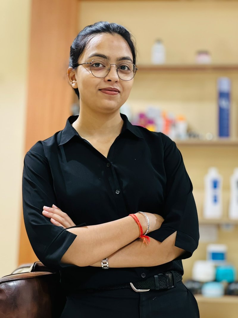 Portrait of Manisha, stylist at Rajshree Oasis